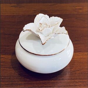 VTG 1950s Porcelain Daffodil Dresser Jar